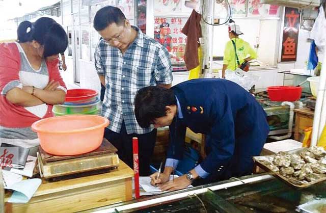 近日，三亞一海鮮店在電子秤上動手腳被行政拘留十五日并處一千元罰款