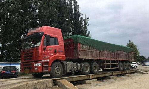 治超站路警查扣1輛超載遼牌重型卡車(chē)將150噸地磅壓毀